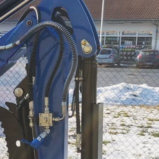 Hydraulikschläuche und Ventilblock an einem Rippa Minibagger, Ausschnitt