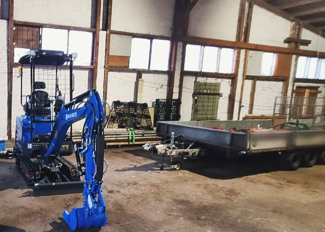 Rippa Minibagger und Anhänger in der Werkstatthalle in Wanzleben