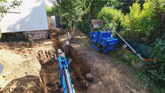 Leitungsgraben im Hausgarten, Aufnahme von Christian Obst